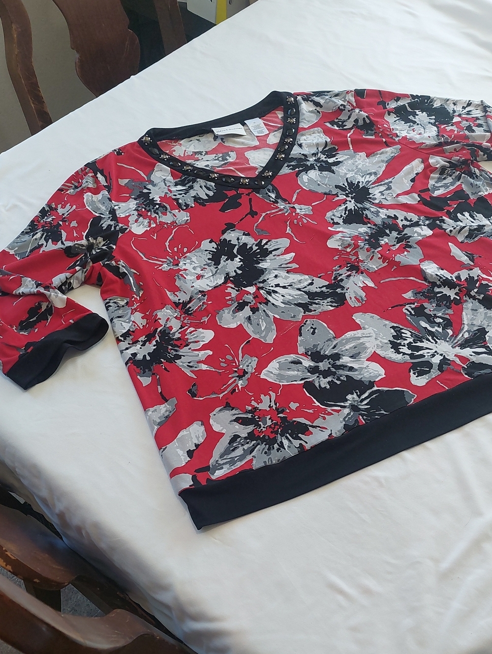 Alfred Dunner Red Floral V-Neck Top with Black Trim.soft And Cool .Size XL